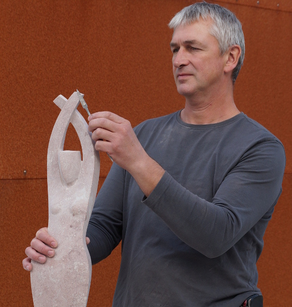 Bild Rainer Scheer mit Skulptur Flamenca